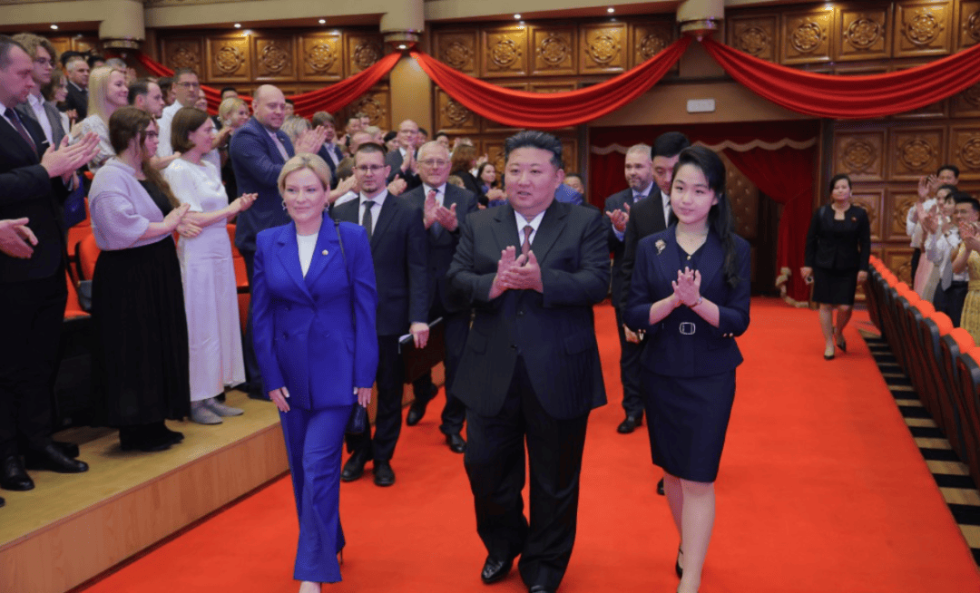 这场重要活动<strong></p>
<p>奶瓶</strong>，金正恩再次携女出席