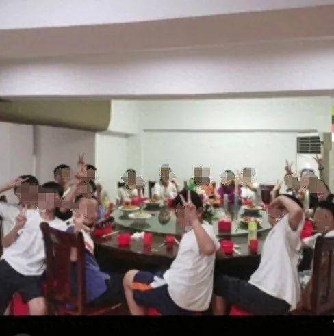 21名小学生凑300元聚餐<strong></p>
<p>交易okex</strong>，饭店老板回应贴钱上20多道菜：孩子们集体鞠躬致谢