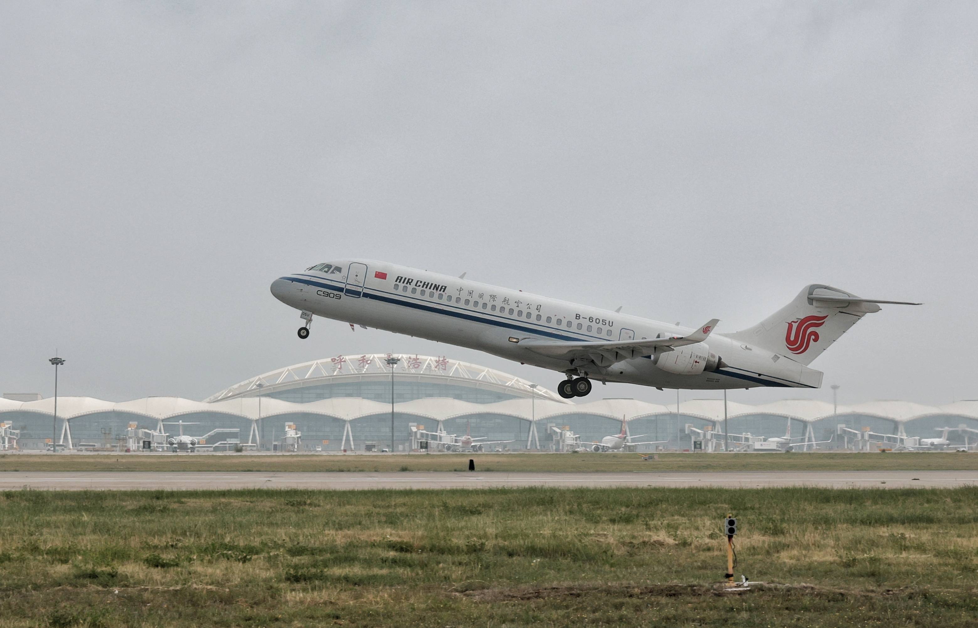国产飞机C909“身披”五星红旗<strong></p>
<p>交易okex</strong>，首次载旗执行国际商业航班