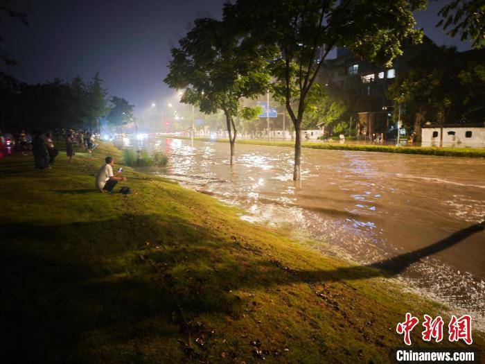 成都遭遇暴雨袭击 多条道路交通管制