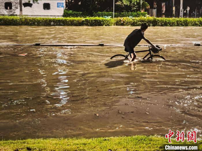 成都遭遇暴雨袭击 多条道路交通管制
