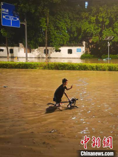 成都遭遇暴雨袭击 多条道路交通管制