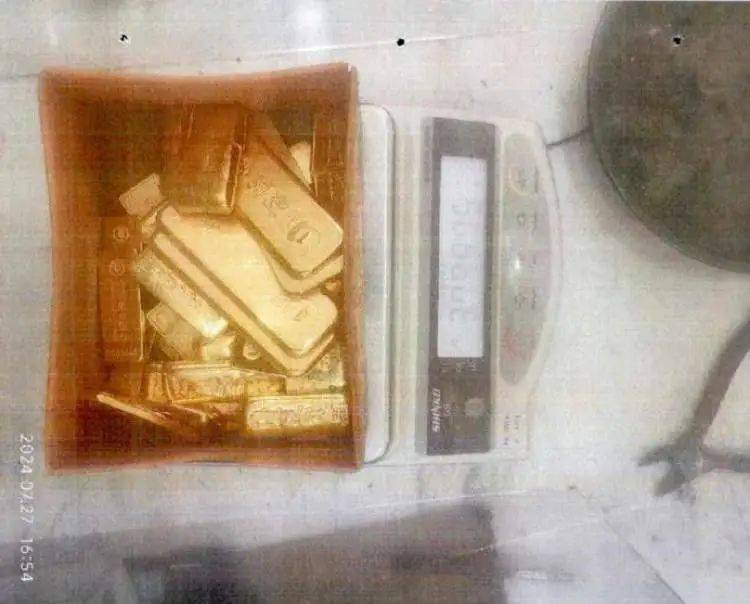 小树林里接头<strong></p>
<p>okex比特币</strong>，一天背走2000多万元黄金！上海两人被判刑