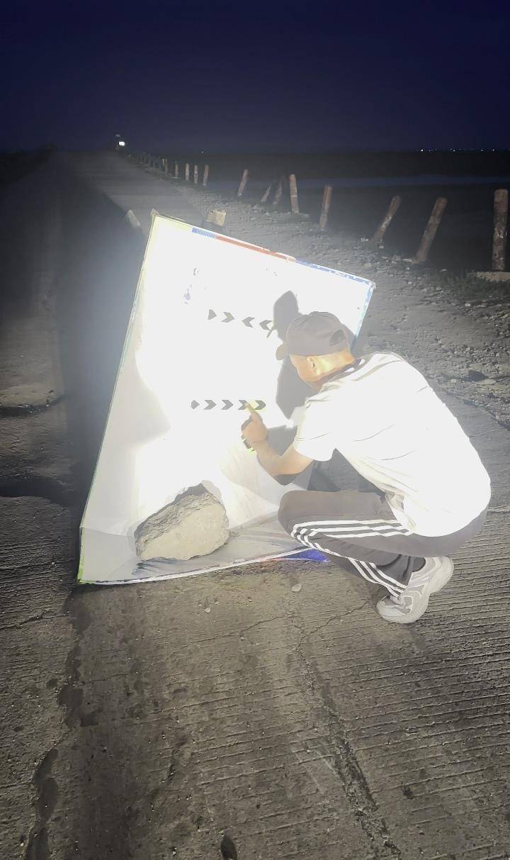 夜晚开车遇大坑<strong></p>
<p>下载苹果</strong>，内蒙古一对夫妻往返20余公里布置“警示牌”
