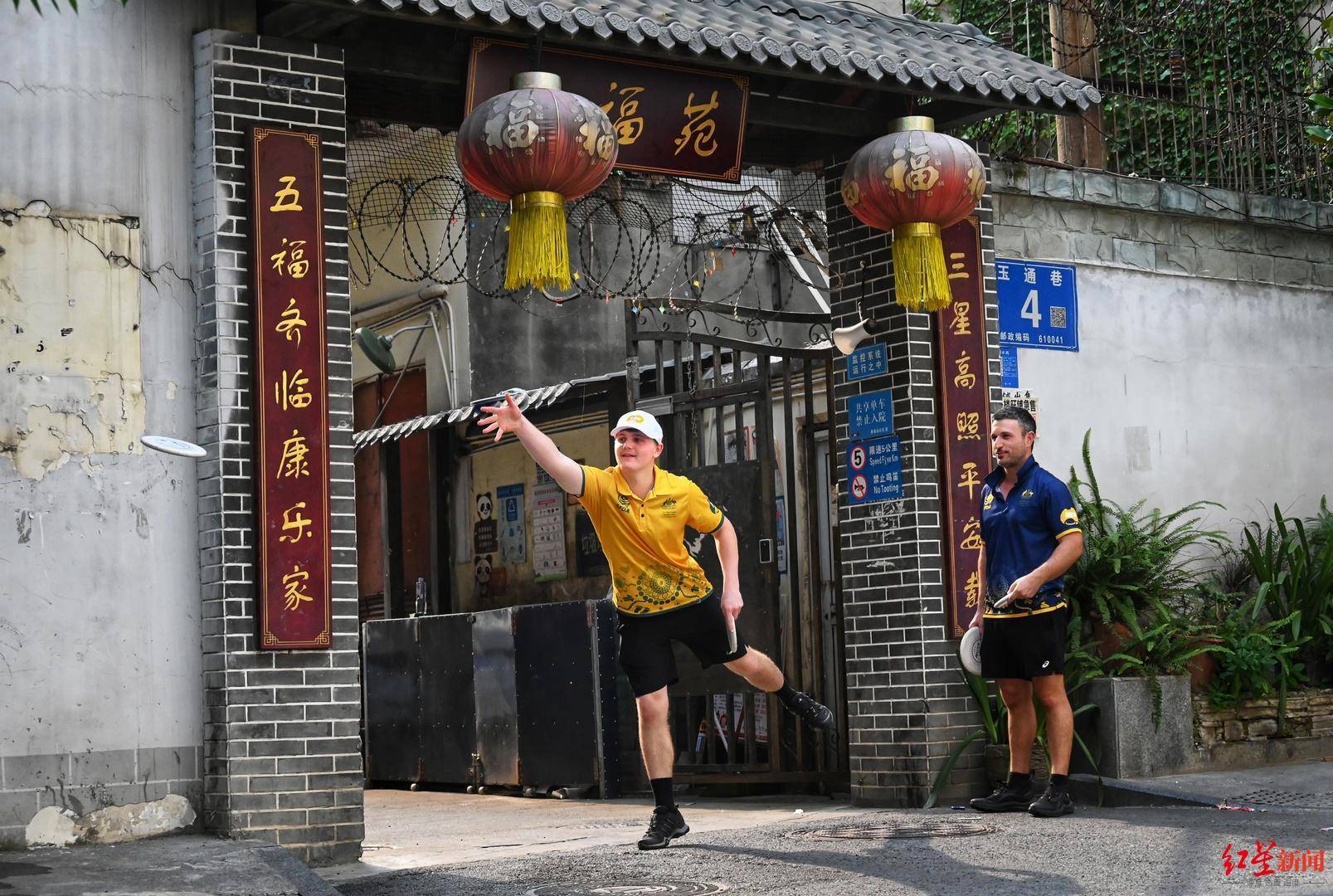 在成都的公园里<strong></p>
<p>okex比特币下载</strong>，为世运会热身！澳大利亚掷准飞盘队特殊的赛前“体验”