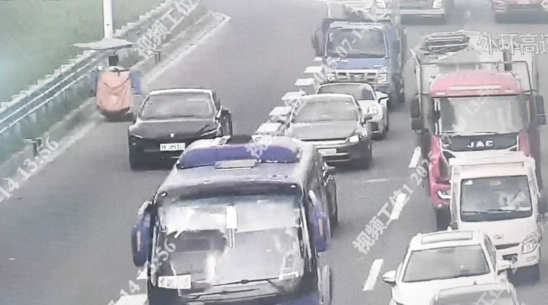 上海一女子“危险行为大赏”：骑车载两娃+无头盔+闯红灯+上高速+逆行……