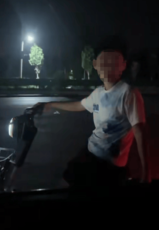 河南一男子晚上开车回家<strong></p>
<p>okex比特币下载</strong>，骑夜路小男孩说“想蹭个灯”，一路温柔尾随护送