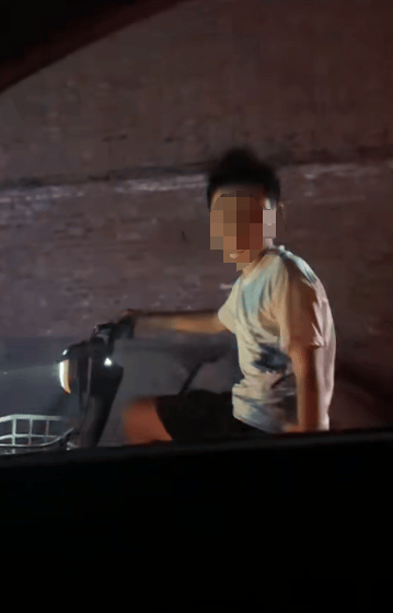 河南一男子晚上开车回家<strong></p>
<p>okex比特币下载</strong>，骑夜路小男孩说“想蹭个灯”，一路温柔尾随护送
