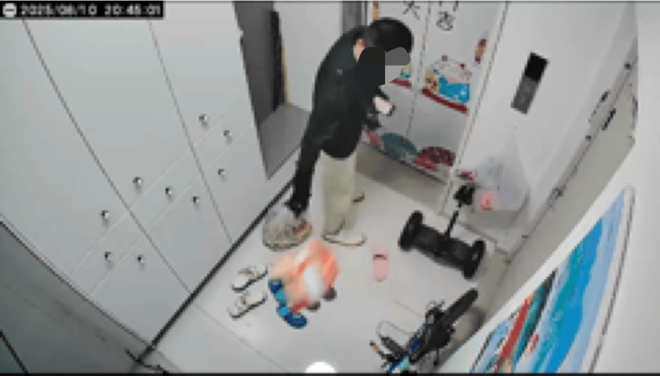 外卖员要独自在家孩子开门拍照签收<strong></p>
<p>okex下载二维码</strong>，遭拒后暴躁摔餐离去，当事网友：美团称会进行处罚