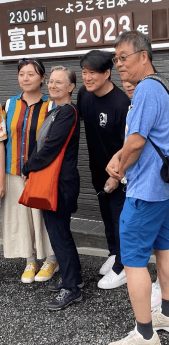 考古｜64岁周华健近照曝光！被嘲身材走样<strong></p>
<p>okex下载二维码</strong>，和妻子同框像两辈人