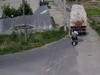 苏州一男孩骑行被货车卷入车底<strong></p>
<p>okex充值</strong>！江苏交规：12周岁才可骑自行车上路