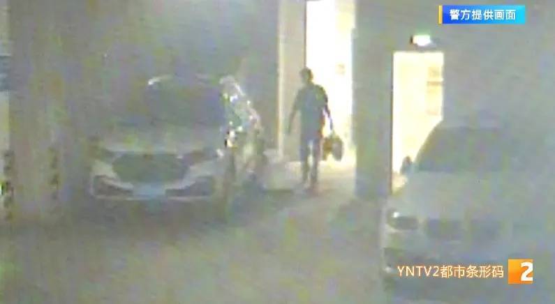 凌晨怪事！男子提着茅台袋子在车库<strong></p>
<p>苹果</strong>，翻垃圾桶竟为了.....