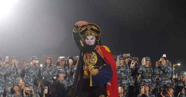 兰州大学军训期间大一女生表演川剧吐火<strong></p>
<p>okex代币地址</strong>，校方：学生来自东北，因个人爱好自学